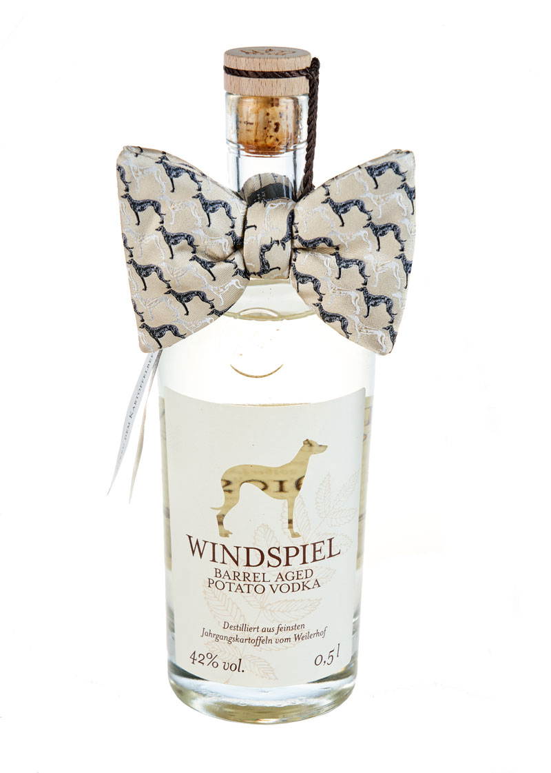 Windspiel & Auerbach Gentlemen Geschenkset Windspiel Barrel Aged Potato Vodka 42% 0,5l + Schleife beige